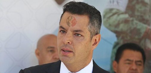 En pleno acto público, “gobernador” Murat exhibe que no sabe cuánto recibe Oaxaca de impuestos